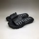 VALENTINO GARAVANI 고무 VLTN 슬라이드 슬리퍼 엠보싱 프린트 로고 장식 스트랩